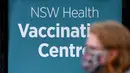 Seorang warga Sydney meninggalkan pusat vaksinasi Covid-19 di Sydney, Australia, Kamis (24/6/2021). Sebagian besar warga Sydney dilarang meninggalkan kota untuk menghentikan penyebaran virus corona Covid-19 varian Delta yang sangat menular ke wilayah lain. (SAEED KHAN / AFP)