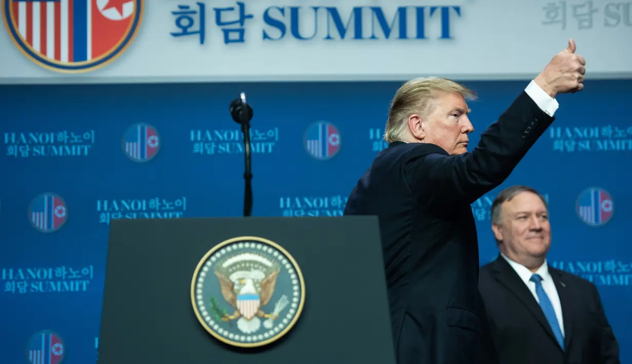 Presiden AS Donald Trump mengacungan jempol usai konferensi pers KTT AS-Korea Utara kedua di Hanoi, Vietnam (28/2). KTT nuklir antara Presiden AS Donald Trump dan Kim Jong Un di Hanoi berakhir tanpa kesepakatan. (AFP Photo/Saul Loeb)