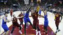 Pemain Cleveland, Kyrie Irving (2) melakukan tembakan saat dihadang pemain Golden State Warriors, Draymond Green (23) pada laga NBA di Quicken Loans Arena, (25/12/2016). Cleveland menang 109-108. (Reuters/Brian Spurlock-USA TODAY Sports)