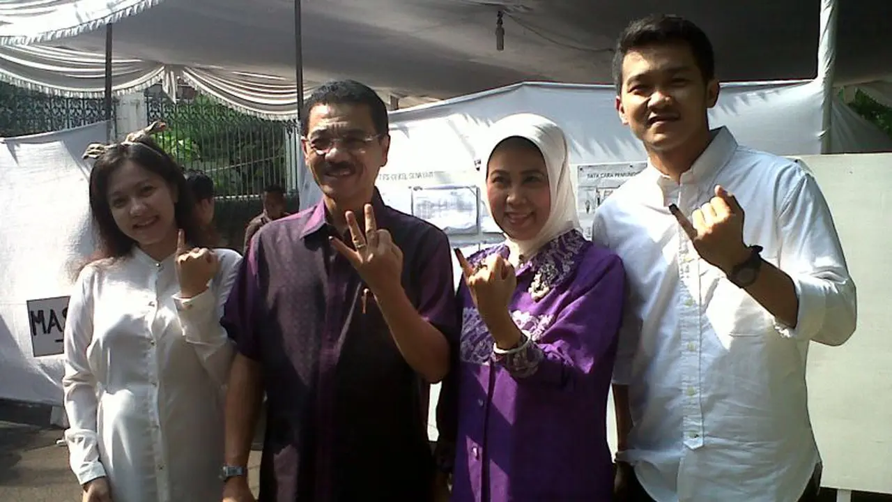 Menteri Dalam Negeri Nyoblos Bareng Keluarga