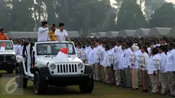 Ketua Dewan Pertimbangan Golkar versi Munas Bali, Akbar Tanjung (kanan-depan) dalam upacara bendera HUT RI ke-70 bersama ribuan kader Partai Gerindra di Lapangan Nusantara Polo Club, Bogor, Jawa Barat, Senin (17/8/2015). (Liputan6.com/Helmi Fithriansyah)