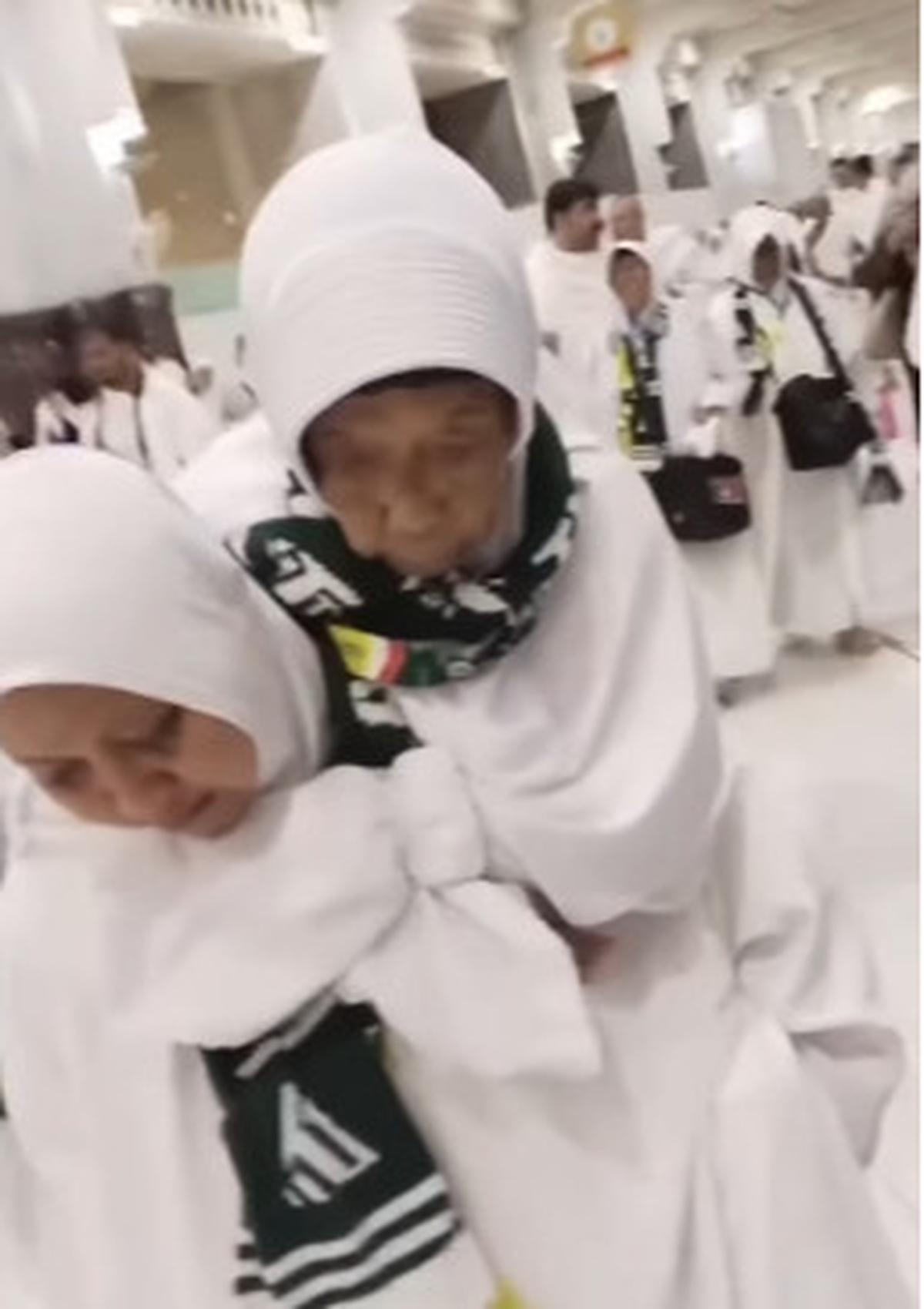 Perempuan ini Menangis Haru Bisa Gendong Ibunya saat Ibadah Haji