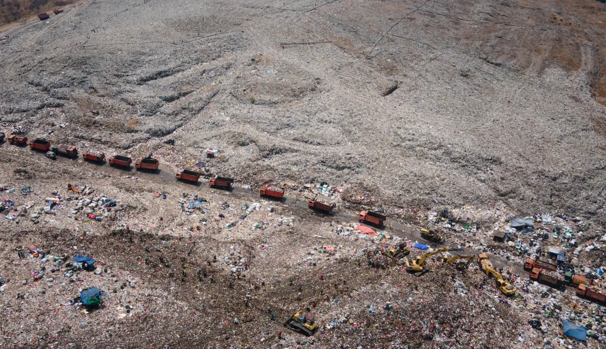 Foto pemandangan dari udara Tempat Pembuangan Sampah Terpadu (TPST) Bantar Gebang yang diambil pada tanggal 14 September 2023. (Yasuyoshi CHIBA/AFP)