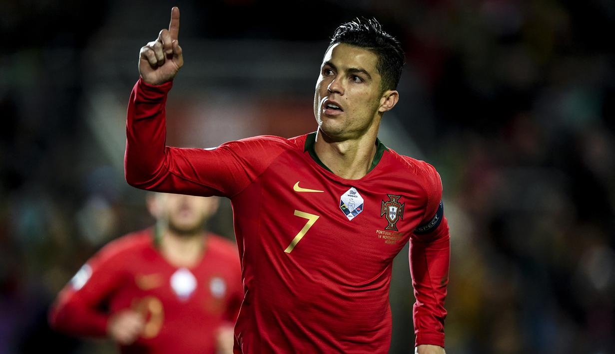 Pesta sepak bola empat tahunan antar-negara Eropa yaitu Piala Eropa 2024 yang akan berlangsung di Jerman tak lama lagi segera memulai babak kualifikasi untuk mencari 24 tim yang berhak lolos ke putaran final. Para pemain terbaik Eropa pun dipastikan akan membela timnas masing-masing selama babak kualifikasi. Lesakan gol dan kemenangan tentu menjadi tujuan para pemain untuk memuluskan langkah membawa negaranya lolos ke putaran final. Hingga kini tercatat 5 pemain dengan koleksi gol terbanyak saat berlaga di ajang kualifikasi Piala Eropa. Siapa saja? Yuk disimak uraiannya berikut ini. (AFP/Patricia De Melo Moreira)