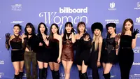 Personel TWICE, Jihyo, Momo, Mina, Chaeyoung, Dahyun, Nayeon, Sana, Tzuyu dan Jeongyeon berpose saatmenghadiri Billboard Women In Music di YouTube Theater di Inglewood, California pada 1 Maret 2023. TWICE secara resmi menjadi grup K-Pop pertama yang mendapat kehormatan di penghargaan Billboard Women in Music. (Monica Schipper/Getty Images/AFP)