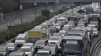 Kepadatan arus kendaraan saat melintas di Tol Dalam Kota, Jakarta, Kamis (7/6). Kepadatan arus mudik diperkirakan akan dimulai pada H-6 Lebaran atau Sabtu (9/6) besok di ruas Tol Jagorawi dan ruas Jakarta-Cikampek. (Merdeka.com/Iqbal S. Nugroho)