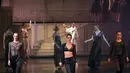 Warna hitam menjadi inspirasi utama dalam desain lingerie yang sedang dipamerkan para model di perayaan ke-130 tahun Lejaby di Lido, Paris (AFP Photo/Joel Saget)