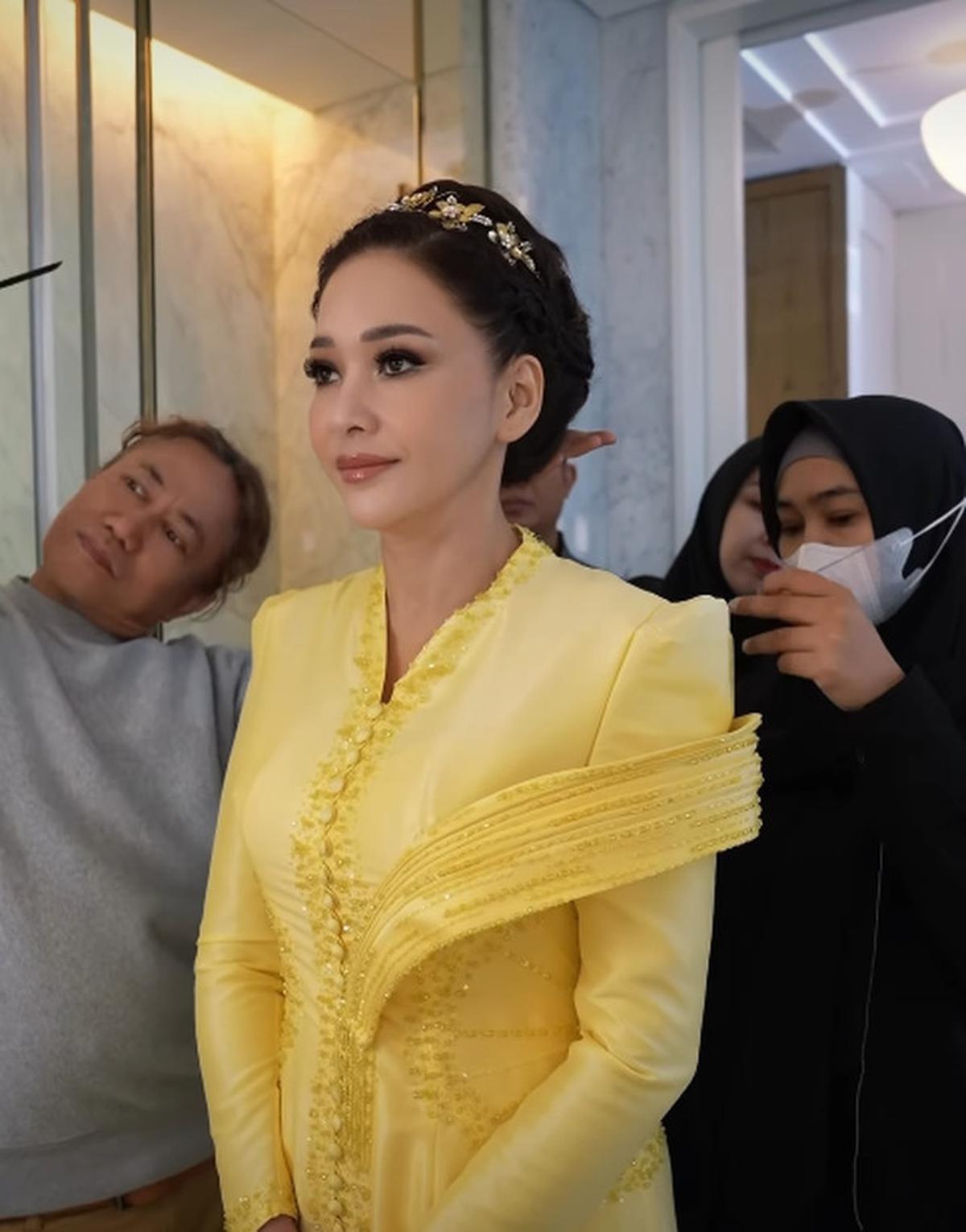 8 Potret Maia Estianty dan Mulan Jameela Pakai Kebaya Kuning di Acara Lamaran El-Syifa