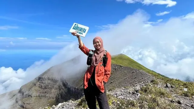 Pendak berada di puncak Gunung Gamkonora di Pulau Halmahera Maluku @nikhenmoko