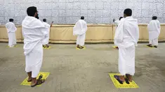 Jemaah haji melangsungkan lontar jumrah dengan menerapkan jaga jarak aman untuk menghindari penularan COVID-19 di Mina, Arab Saudi, Jumat (31/7/2020). Ritual melempar batu ke pilar ini menjadi simbol merajam setan. (Saudi Ministry of Media via AP)