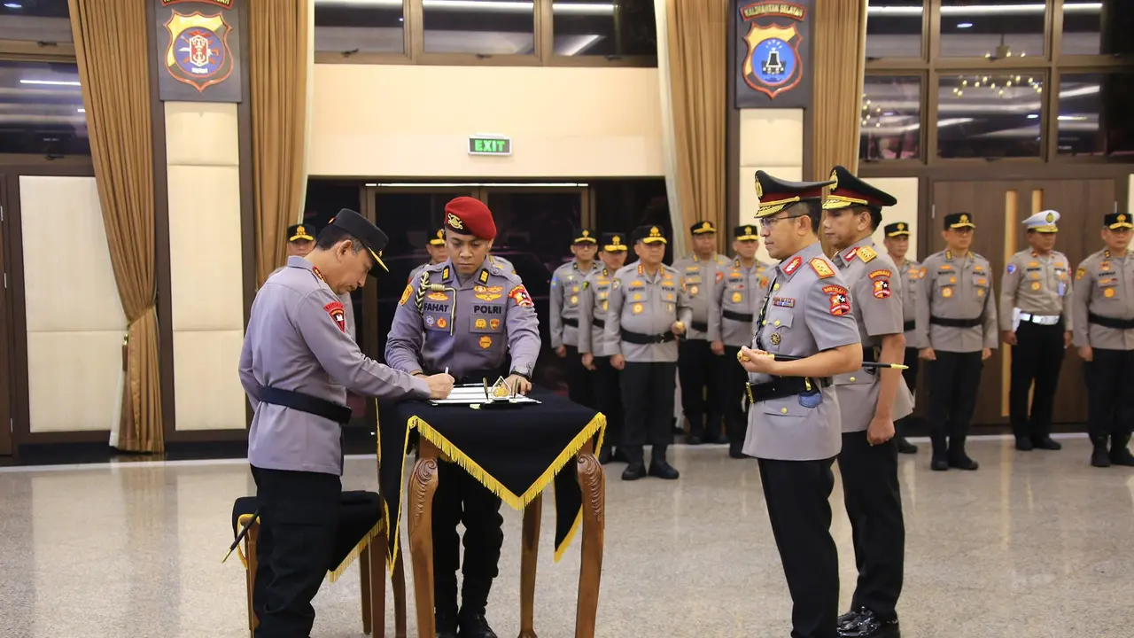 Upacara serah terima jabatan (sertijab) jabatan Kepala Badan Intelijen dan Keamanan (Kabaintelkam) serta Komandan Korps Brimob (Dankor Brimob) Polri di Rupatama Mabes Polri, Selasa (30/9/2025).