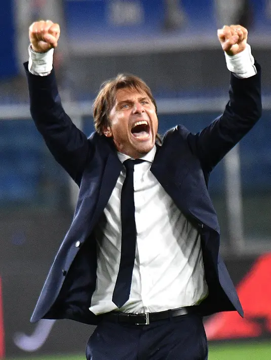 Pelatih Inter Milan, Antonio Conte merayakan kemenangan timnya usai bertanding melawan Sampdoria pada lanjutan pertandingan Liga Serie A Italia di stadion Luigi Ferraris di Genoa (28/9/2019). Inter menang atas Sampdoria dengan skor 1-3. (Luca Zennaro/ANSA Via AP)