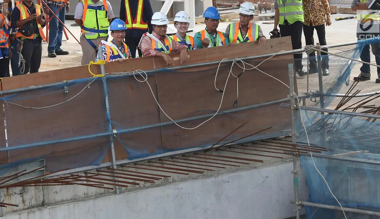Gubernur DKI Jakarta Anies Rasyid Baswedan dan wakilnya Sandiaga Uno meninjau proyek MRT di Jakarta, Jumat (20/10). Pembangunan MRT fase 1 (Lebak Bulus-Bundaran HI) ditargetkan pada akhir 2017 mencapai 90 persen. (Liputan6.com/Immanuel Antonius)