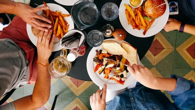 Ilustrasi makan siang