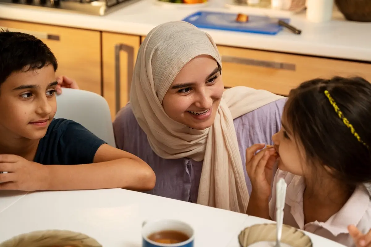 Ilustrasi anak, ibu, sahur, buka puasa, Islami