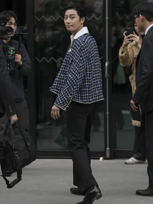 Park Seo-joon menghadiri peragaan busana Chanel untuk koleksi Fall-Winter 2023/24 di Paris Fashion Week, Selasa (7/3/2023). Park Seo Joon tengah hangat menjadi perbincangan lantaran fotonya debut di Instagram pribadi milik Jennie BLACKPINK @jennierubyjane. (Scott Garfitt/Invision/AP)