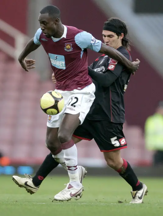 Setelah habis kontrak bersama West Ham pada 2015 silam, Cole direkrut klub Skotlandia Glasgow Celtic setelah sempat menganggur selama hampir tiga bulan. (AP Photo / Akira Suemori)