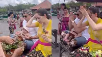 7 Potret Laura Theux dan Indra Brotolaras Jalani Upacara 3 Bulanan Anak di Bali