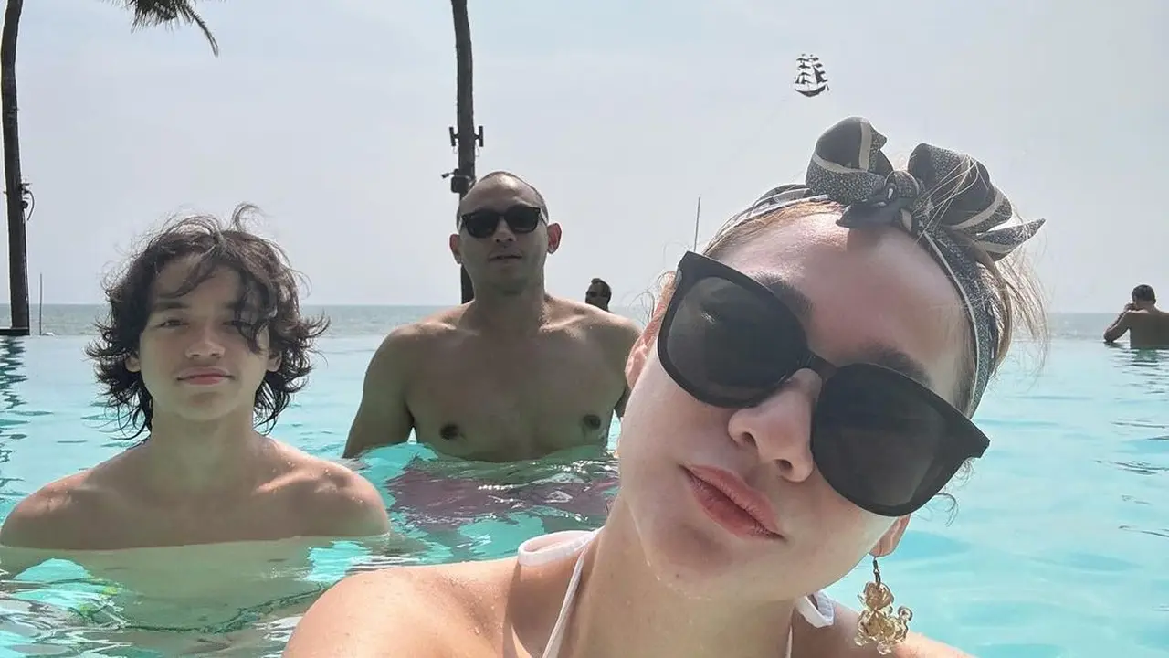 Momen BCL, Tiko Aryawardana, dan Noah Sinclair menghabiskan waktu berkualitas bersama di Bali (Instagram/@itsmebcl)