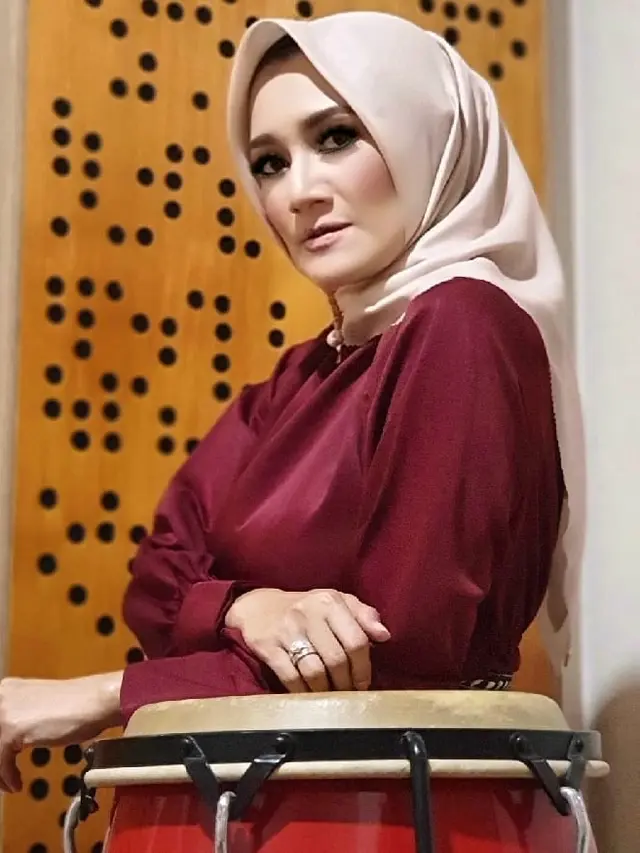 6 Potret Terbaru Nini Carlina, Awet Muda di Usia 44 Tahun
