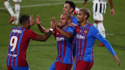 Gol kedua Barcelona juga tak lepas dari jasa Memphis Depay. Umpan terukur dari sisi kanan Barcelona, ia kirim menuju ke kotak pinalti dan disambut oleh Martin Britewhite lewat tandukan kepala. (Foto: AP/Joan Monfort)