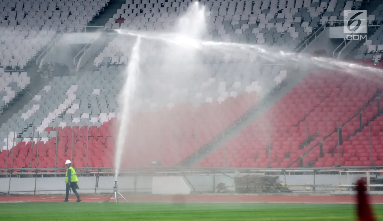 Alat penyemprot melakukan penyiraman lapangan bola di Stadion Utama GBK, Jakarta, Selasa (3/10). Menteri PUPR Basuki Hadimuljono memastikan, pembangunan infrastruktur Asian Games selesai sesuai target, akhir tahun 2017. (Liputan6.com/Helmi Fithriansyah)