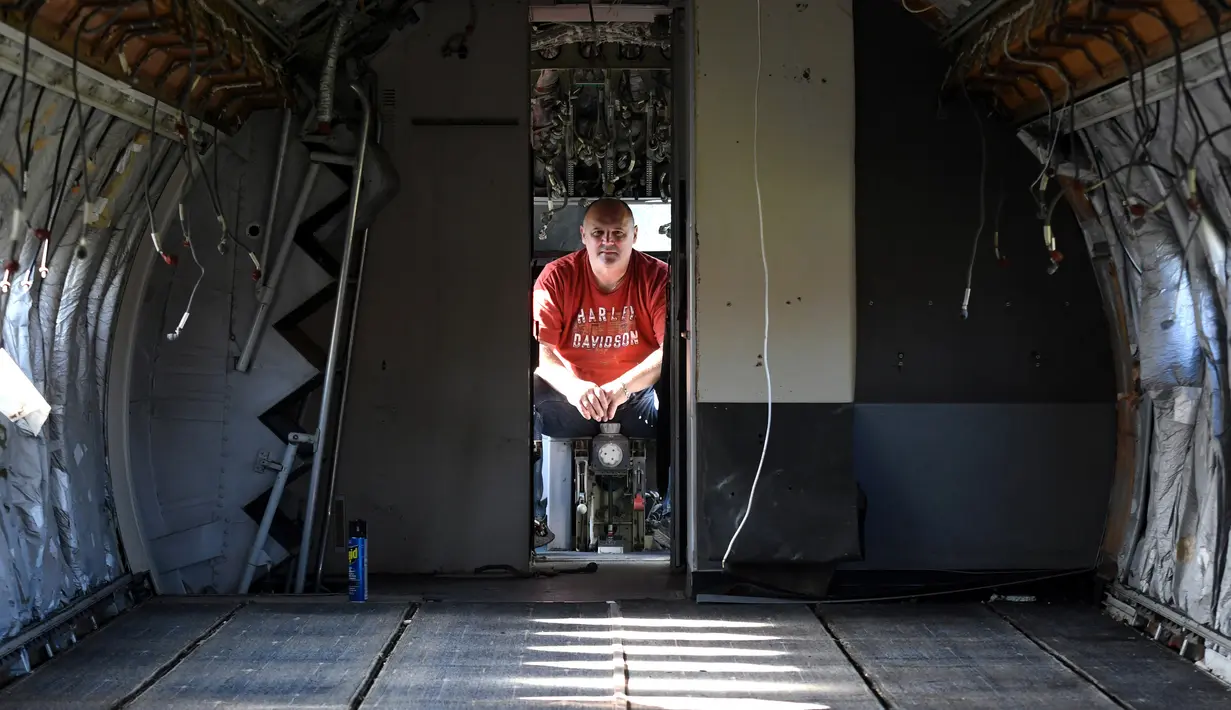 Robert Sedlar berpose di kokpit pesawat Fokker-100 yang diparkir di halaman rumahnya di Strmec Stubicki, Kroasia, 26 Oktober 2019. Sedlar menargetkan akan membuka tempat hiburan ini pada 8 Maret 2020 bersamaan dengan hari ulang tahunnya ke-51 serta Hari Perempuan Internasional (Denis LOVROVIC / AFP)