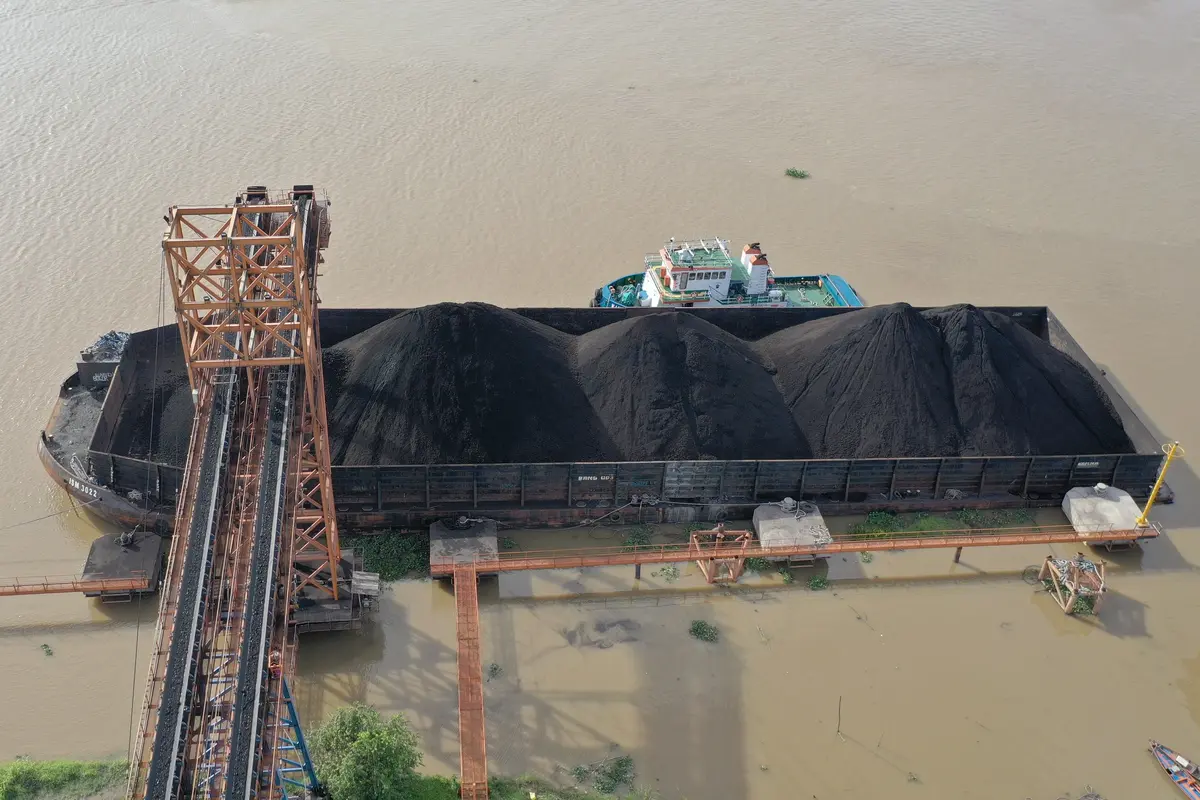 Proses muat batu bara ke tongkang di Pelabuhan Musi 2 yang dikelola PT RMK Energy Tbk. RMKE memiliki kapasitas muat batu bara ke tongkang hingga 25 juta ton per tahun. (Dok RMKE)