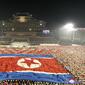 Bendera besar Korea Utara ditampilkan selama perayaan ulang tahun ke-73 negara itu di Lapangan Kim Il Sung di Pyongyang, Kamis (9/9/2021). Korea Utara dilaporkan menggelar parade militer pada Kamis dini hari dalam rangka merayakan HUT ke-73. (Korean Central News Agency/Korea News Service via AP)