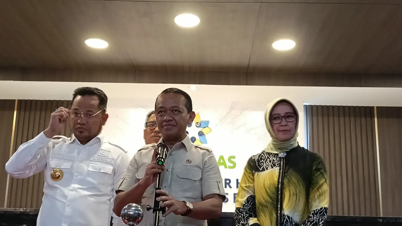 Menteri Energi dan Sumber Daya Mineral (ESDM) Bahlil Lahadalia di Kantor BPH Migas, Jakarta, Kamis (2/10/2025). (Liputan6.com/Maulandy)