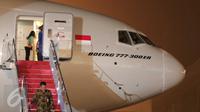 Kondisi pesawat Boeing B777-300ER sesaat setelah mendarat di Bandara Soekarno Hatta, Tangerang, Banten, Kamis (29/10). Pesawat Garuda Indonesia dengan livery Skyteam ini merupakan yang ke-9 yang diterima Garuda sejak tahun 2013 (Liputan6.com/Angga Yuniar)