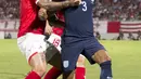 Pemain Inggris, Ryan Bertrand (kanan) berusaha menerobos petahanan pemain Malta, Bjorn Kristensen pada laga grup F kualifikasi Piala Dunia 2018 di  Ta Qali stadium, Valletta, Malta, (1/9/2017). Inggris menang 4-0. (AP/Rene Rossignaud)