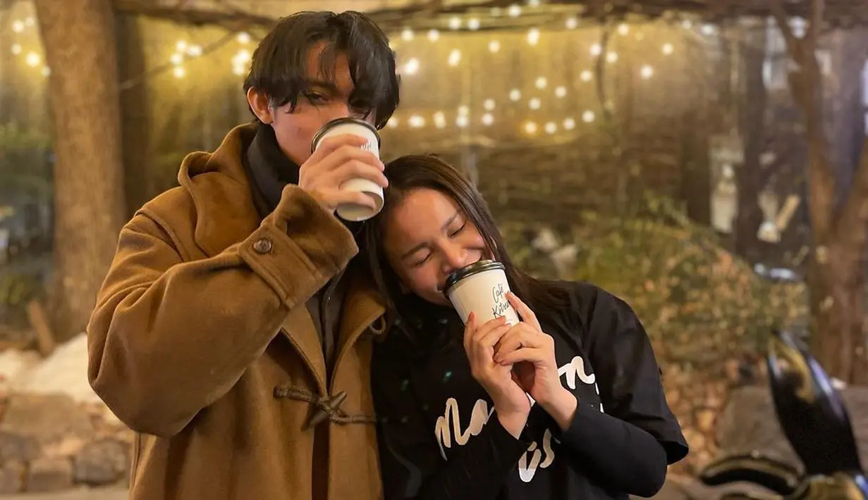 <p>Ngopi bersama di kafe ternama, Rossa berganti outfit dengan long john dan shirt dress [instagram/itsrossa910]</p>