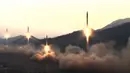 eluncuran roket balistik dari unit artileri Hwasong, Pyongyang, Selasa (7/3). Kim Jong Un meninjau langsung peluncuran roket balistik tersebut. (AFP PHOTO/KCNA)