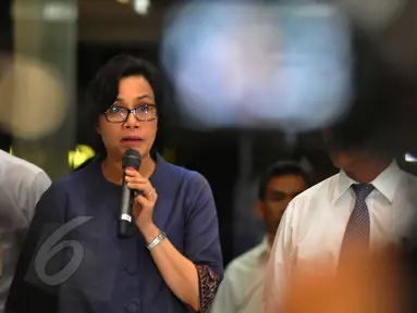 Mantan Menkeu Sri Mulyani Indrawati memberikan keterangan usai diperiksa Bareskrim Polri di Gedung Kementerian Keuangan, Jakarta, Senin (8/6). Sri Mulyani diperiksa sebagai saksi kasus dugaan korupsi penjualan kondensat. (Liputan6.com/Andrian M Tunay)