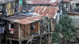 Suasana permukiman kumuh bantaran kali ciliwung di kawasan Manggarai, Jakarta, Sabtu (9/1). Kementerian Pekerjaan Umum dan Perumahan Rakyat (PUPR) tengah menggarap Program Kota Tanpa Kumuh (kotaku). (Liputan6.com/Faizal Fanani)