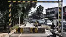 Pengendara motor menerobos separator yang menutup akses jalan layang atau flyover tapal kuda Lenteng Agung, Jakarta, Minggu (28/2/2021). Minimnya pengawasan menyebabkan banyak pengendara sepeda motor nekat menerobos flyover tapal kuda Lenteng Agung yang masih ditutup. (merdeka.com/Iqbal S Nugroho)