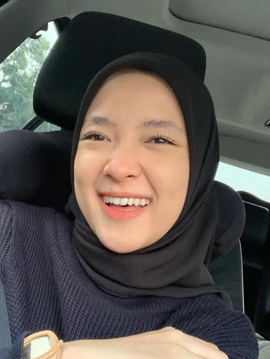 "Perbedaan foto Waktu SD tahi lalat belum ada, SMP tahi lalat di bibir kanan, Udah Dewasa tahi lalat pindah di bibir kiri," tulis dedy_s_utomo [Instagram/nissa_sabyan]