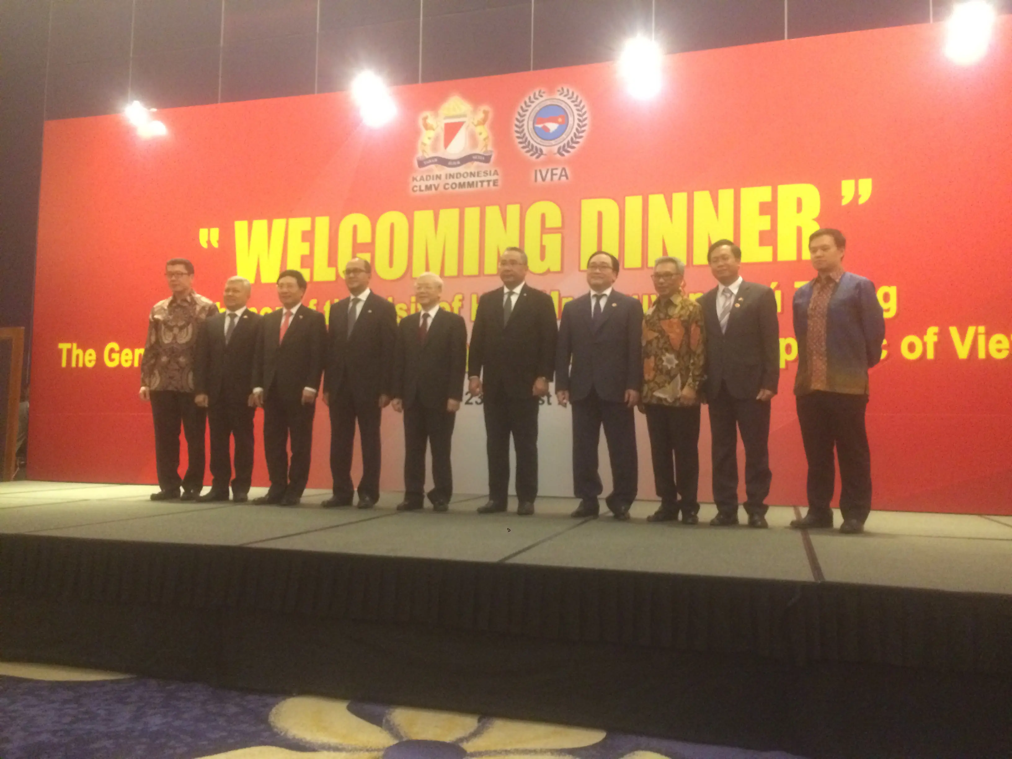 Sekjen Partai Komunis Vietnam Nguyen Phu Trong bersama pengusaha dari Indonesia (Andreas Gerry Liputan6)