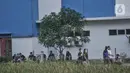 Sejumlah PMI dan WNI dari luar negeri menjalani karantina di Rusun Nagrak, Cilincing, Jakarta Utara, Rabu (5/1/2022). 3.004 PMI atau WNI dari luar negeri menjalani karantina dengan rincian terdiri dari 1.288 pria dan 1.716 perempuan menempati Tower 1, 2, 3, dan 5. (merdeka.com/Iqbal S. Nugroho)
