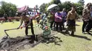 Wapres Jusuf Kalla bersama Menteri LHK, Siti Nurbaya berjalan setelah menanam pohon disamping Istana Siak Sri Indrapura usai menghadiri puncak Hari Lingkungan Hidup 2016 di Kabupaten Siak, Riau, Jumat (22/7). (Liputan6.com/Faizal Fanani)