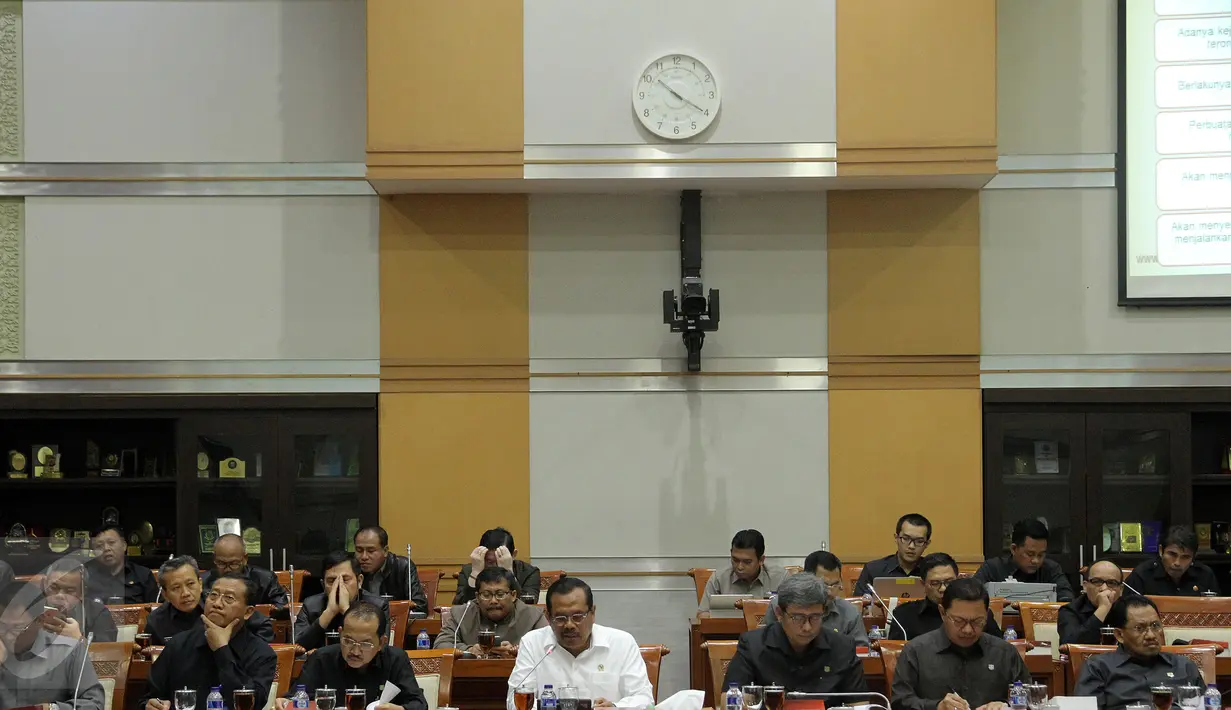 Suasana rapat antara Jaksa Agung H. M. Prasetyo dengan Komisi III DPR RI di Kompleks Parlemen, Senayan, Jakarta, Rabu (1/2). (Liputan6.com/Johan Tallo)
