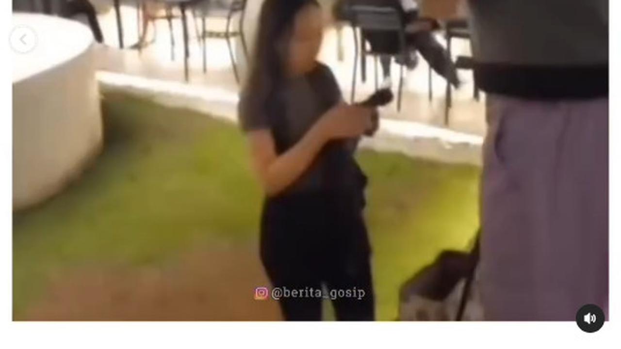 Cewek ini Pinjam Mikrofon saat Live Music, Dikira Mau Nyanyi Ternyata Tagih Utang