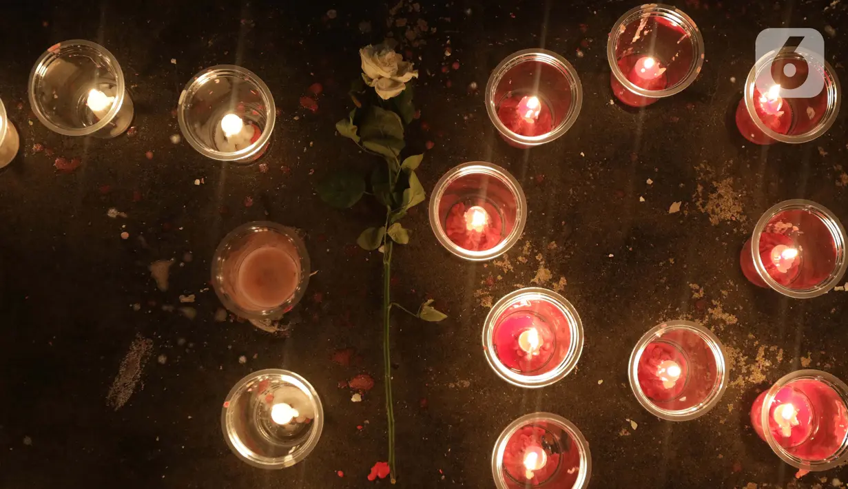 Bunga diletakkan diantara nyala lilin membentuk nama kota di Afghanistan saat aksi keprihatinan yang digelar di depan kantor UNHCR, Jakarta, Selasa (11/5/2021).Mereka prihatin atas peristiwa serangan bom yang menewaskan puluhan siswi di Kabul, Afghanistan. (Liputan6.com/Helmi Fithriansyah)