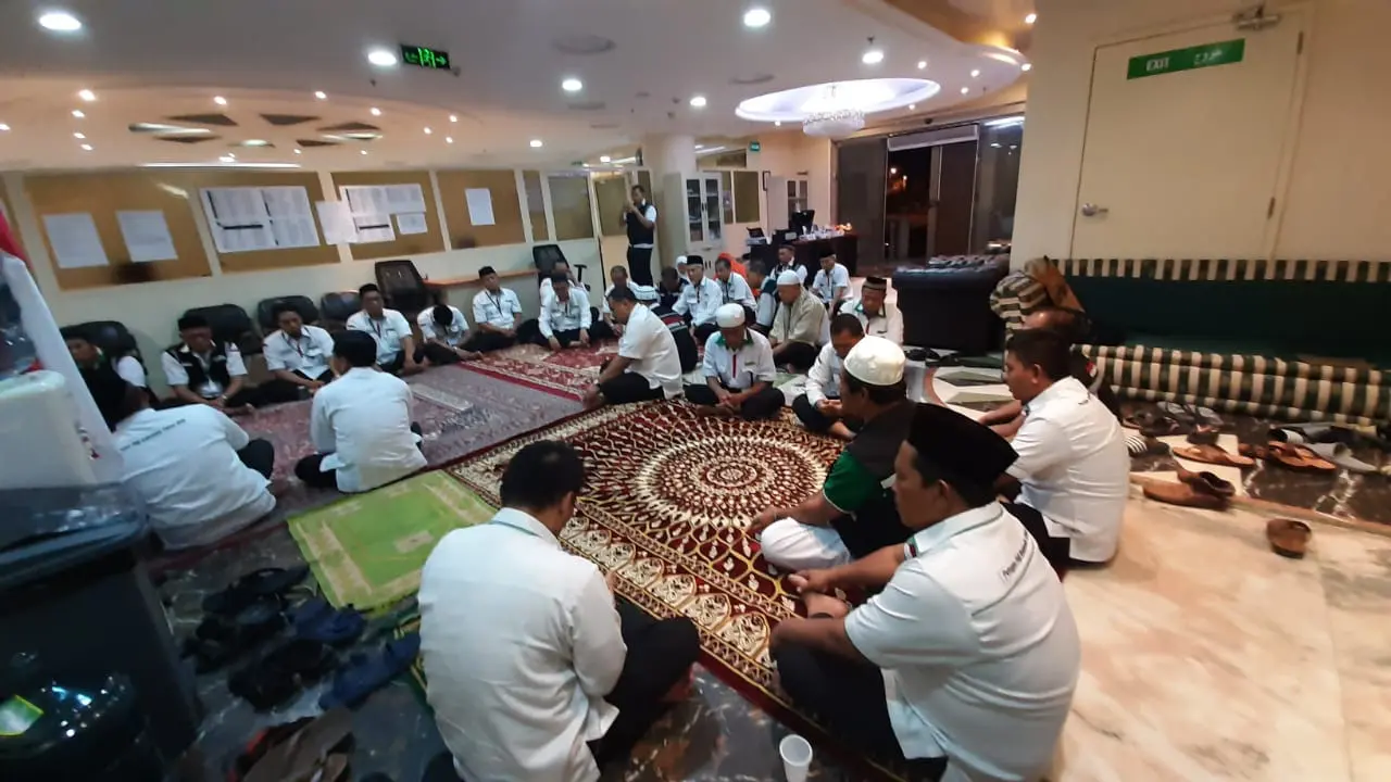 Petugas Penyelenggara Ibadah Haji (PPIH) Arab Saudi menggelar salat ghaib dan doa bersama untuk mendoakan Presiden ke-3 RI BJI Habibie yang wafat pada Rabu (11/9/2019) ini. Husni Anggoro/MCH 2019