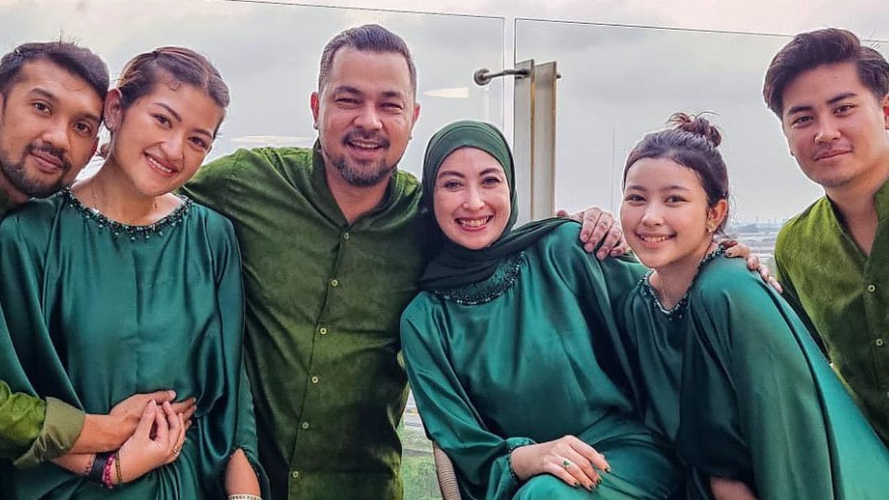 Sungguh mengagumkan, meskipun dari ayah yang berbeda-beda, ketiga anak Annisa Trihapsari tetap memelihara kekompakan dan harmoni di antara mereka sampai sekarang!<br>