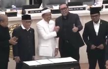 Potret Mesra Dedi Mulyadi dengan Ono Surono Salam Komando Sambil Terseyum Jadi Sorotan