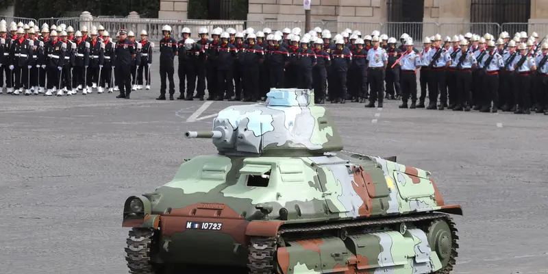 Tank Perang Dunia II Ramaikan Parade Militer Bastille Day