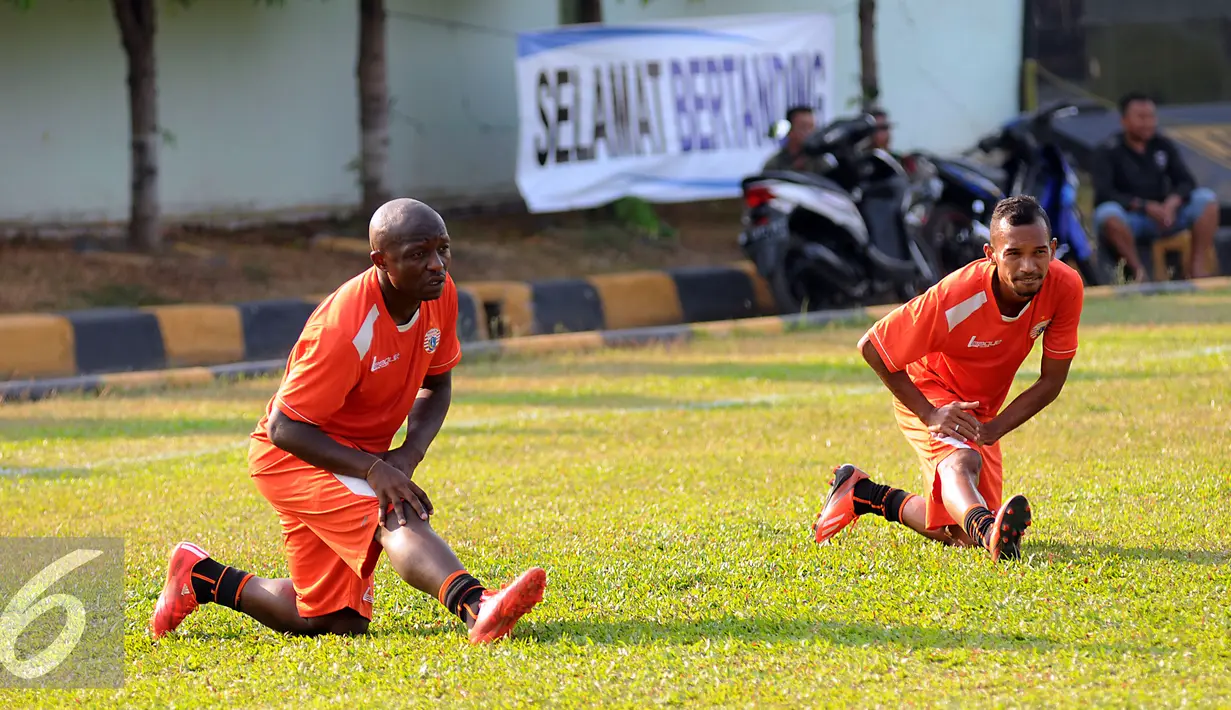 Pesepakbola Persija asal Kamerun, Mbida Messi (kiri) melakukan pemanasan saat mengikuti latihan di Markas Yon Zikon 14, Jakarta, Senin (24/8/2015). Persija kembali berlatih untuk menghadapi turnamen Piala Presiden 2015. (Liputan6.com/Helmi Fithriansyah)
