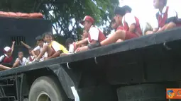 Anak-anak Sekolah Dasar (SD) naik mobil truk terbuka di Jalan Bekasi Timur, tepatnya depan penjara Cipinang. (Pengirim : Untung)
